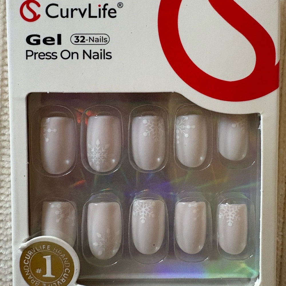 New Curvlife Gel Press On Nails - Soft White Snowflake Design (32 Nails)